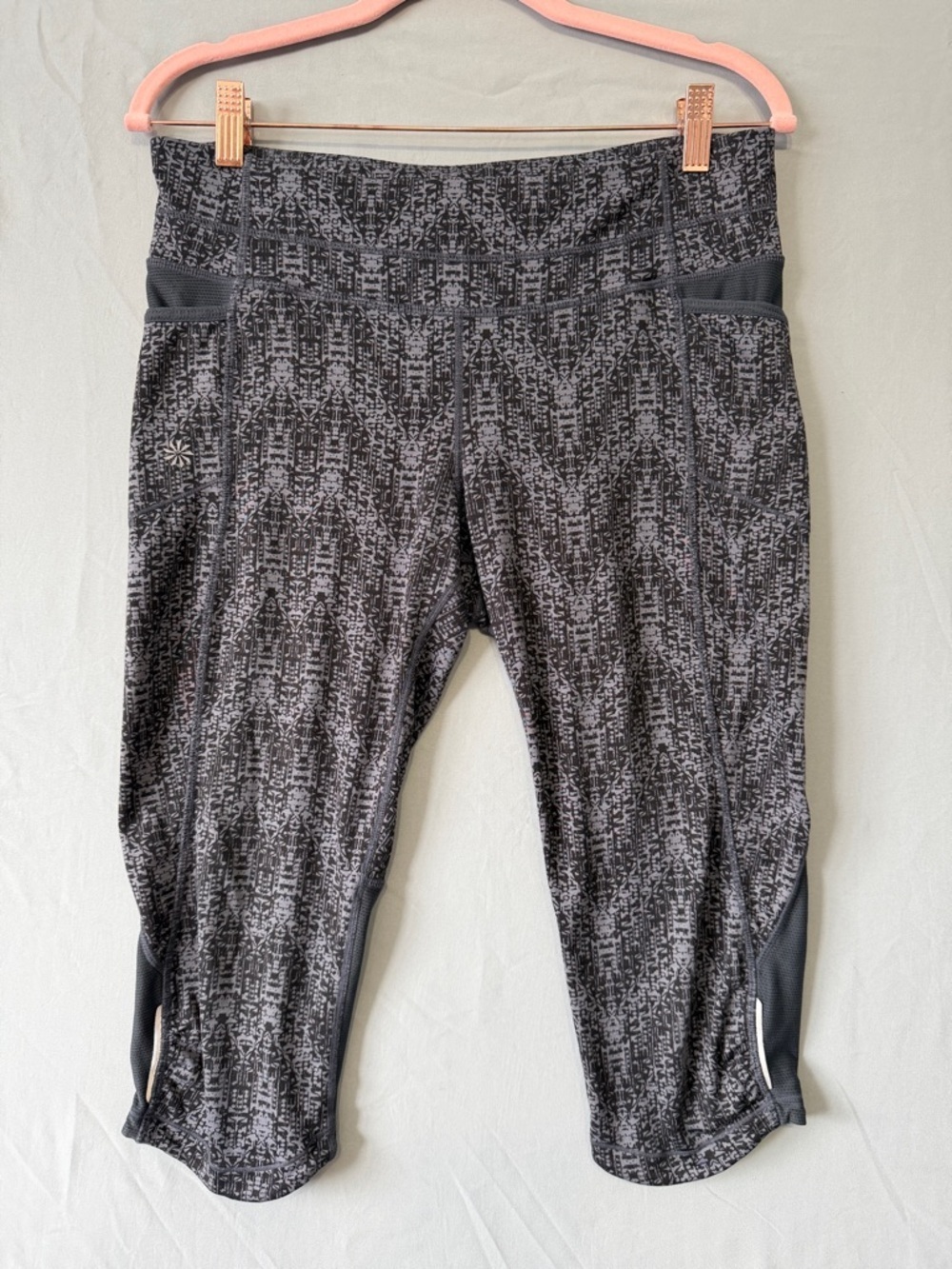 Athleta Womens Be Free Knicker Crop Capri Leggings Size M Grey Reflective Gym